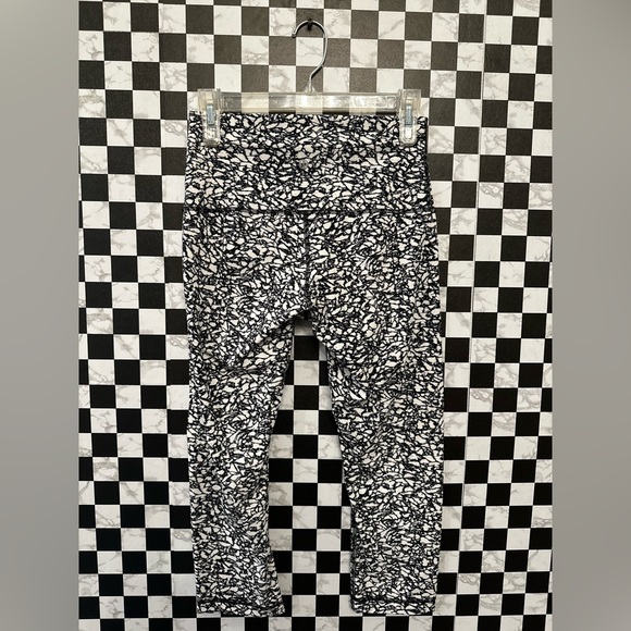 LULULEMON Align Crop 23" Venture Floral Alpine White Black size 8 LIKE NEW - Picture 2 of 11